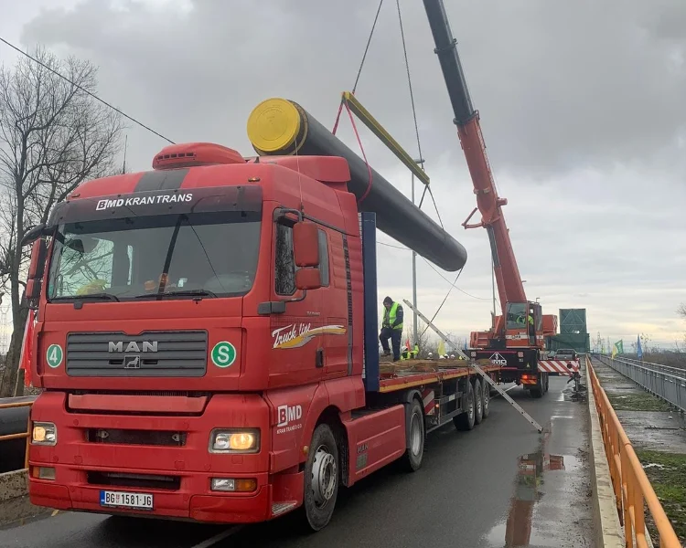Početna 4 iznajmljivanje kranova, telehendera, kamiona Kamion za specijalni transport, tegljač sa poluprikolicom