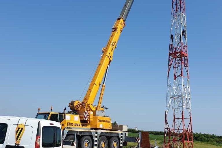 Montaža antenskog stuba autodizalicom